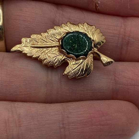 Vtg Gold Tone & Green Goldstone / Gold Stone Leaf Brooch 1.1” - Picture 6 of 8